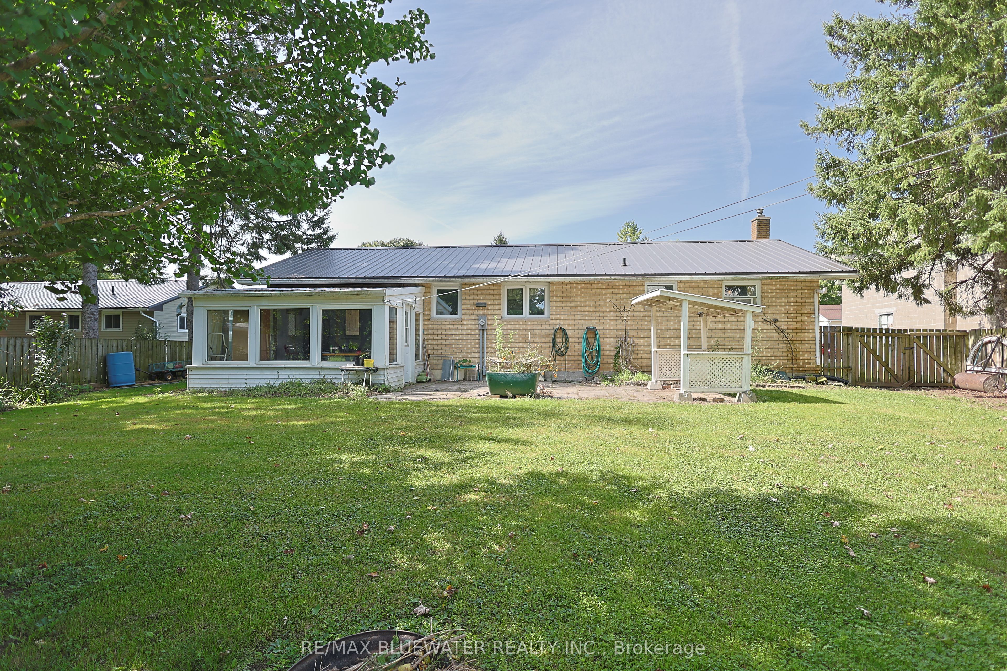 194 West Park Drive, North Middlesex, ON N0M 2K0 photo 4