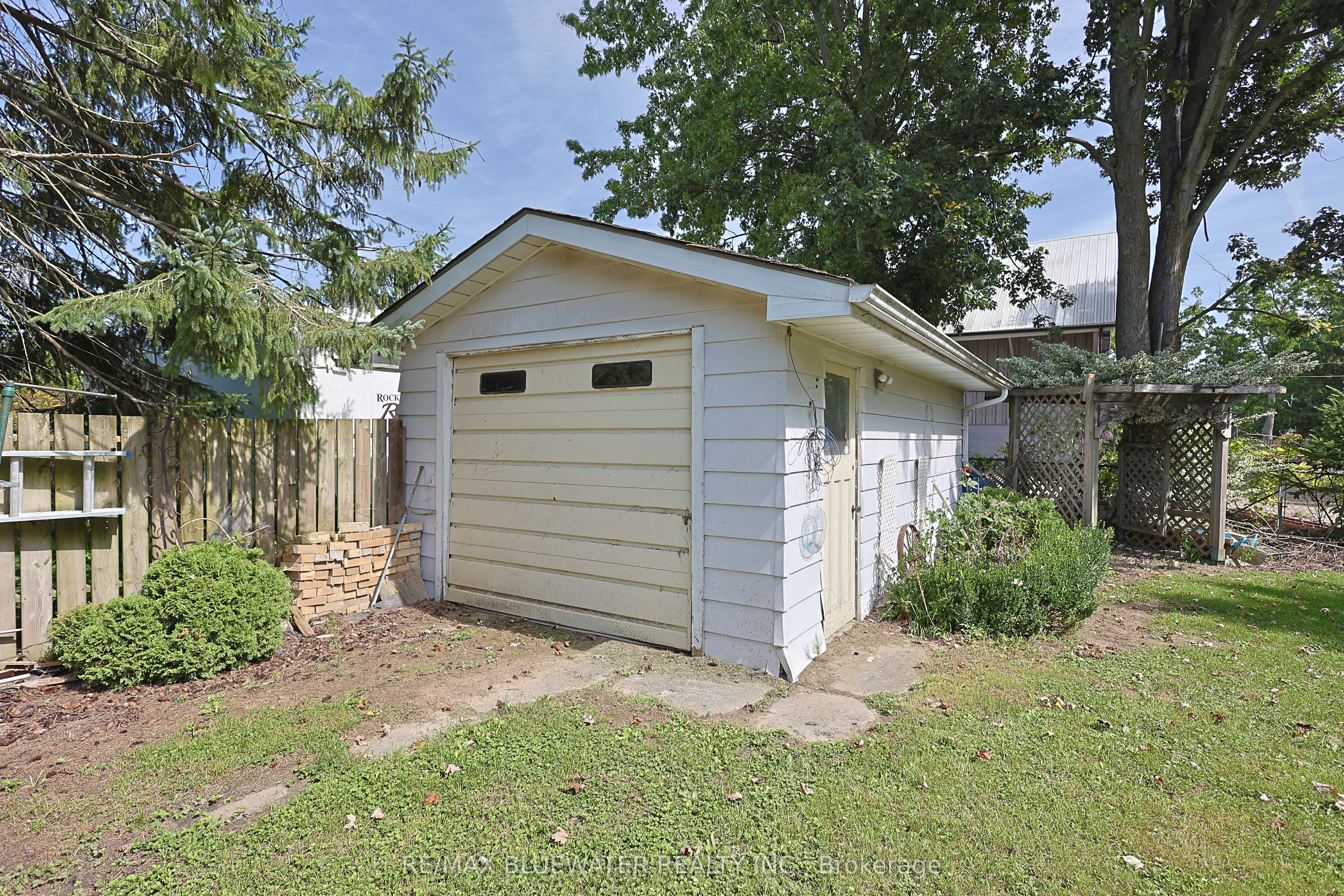 194 West Park Drive, North Middlesex, ON N0M 2K0 photo 5