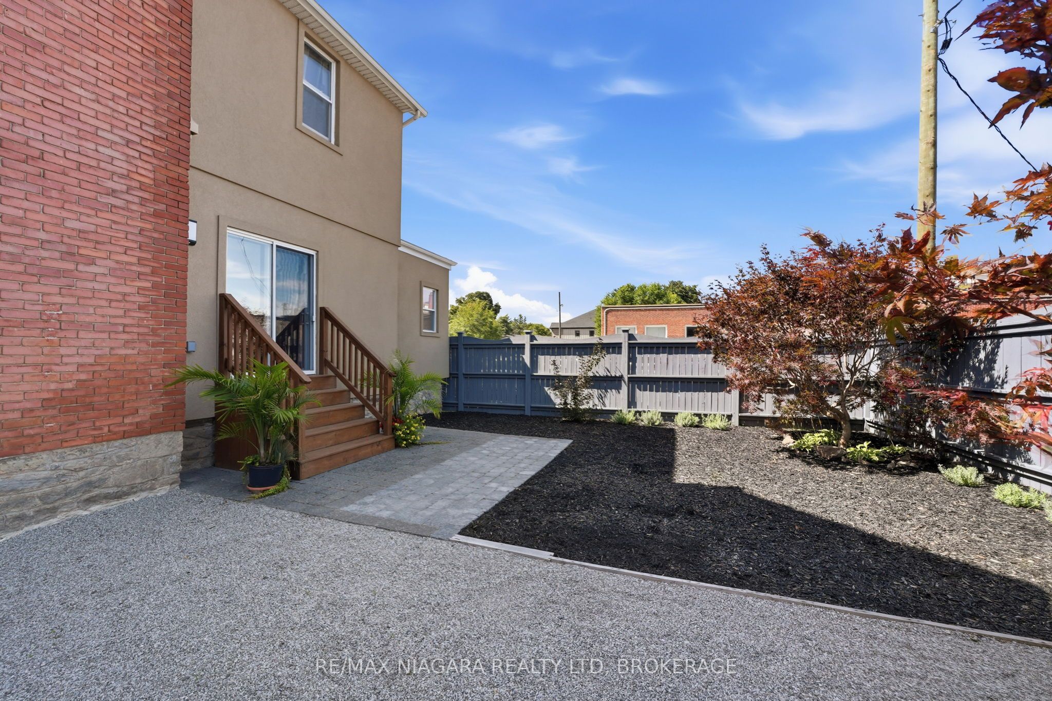 8 Trafalgar Street, St. Catharines, ON L2R 3L7 photo 2