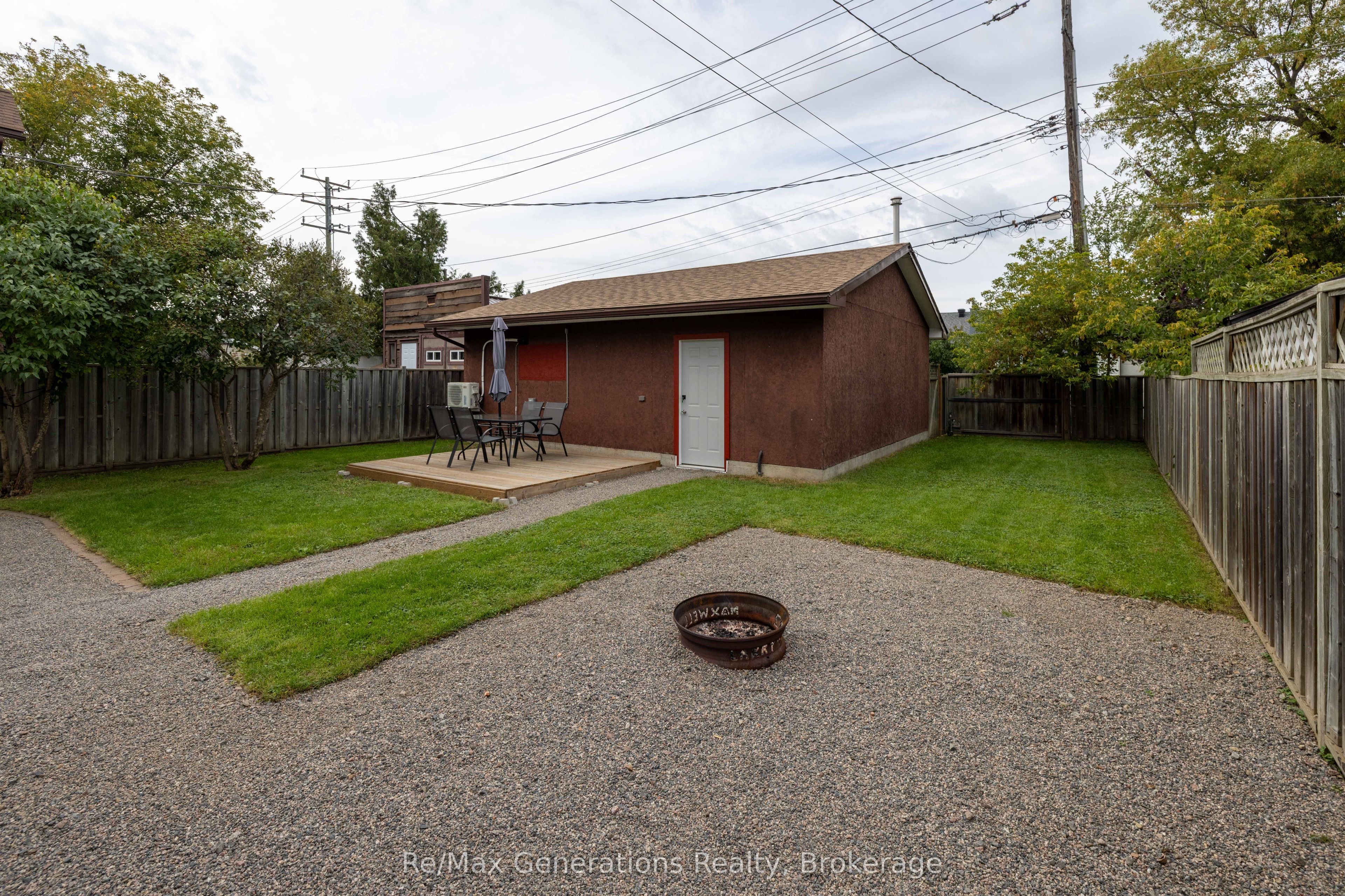 559 Empire Avenue E, Thunder Bay, ON P7E 4S9 photo 2