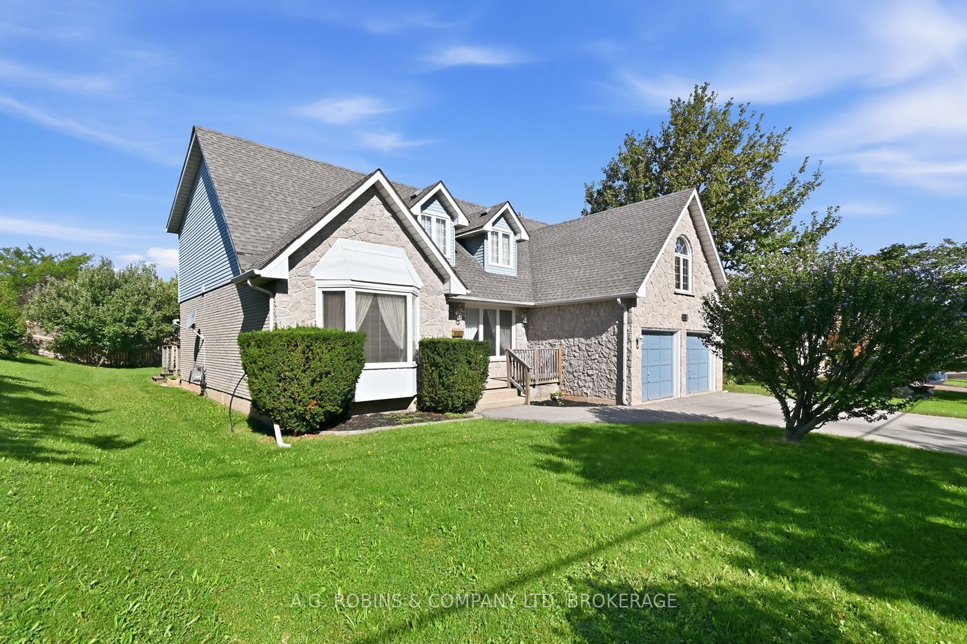 381 Kerman Avenue, Grimsby, ON L3M 5C4 photo 2