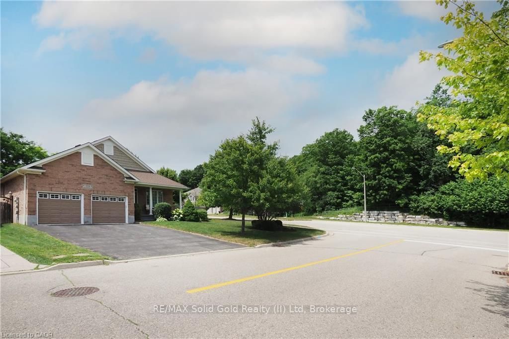 559 Springwater Drive, Waterloo, ON N2V 2K6 photo 4