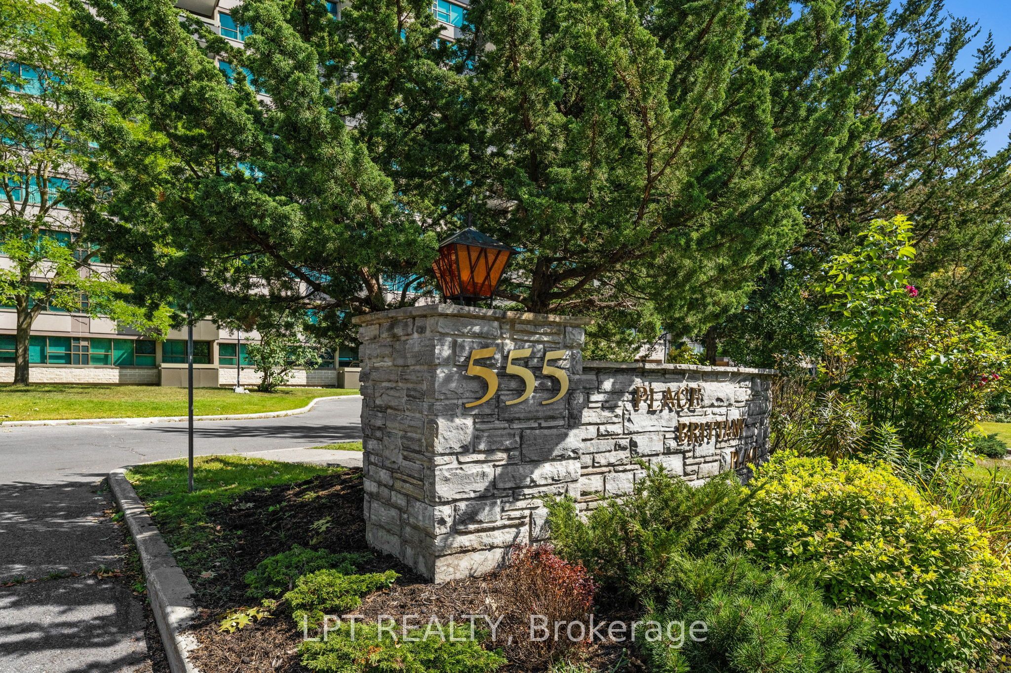 555 Brittany Drive PH5, Manor Park - Cardinal Glen and Area, ON K1K 4C5 photo 3