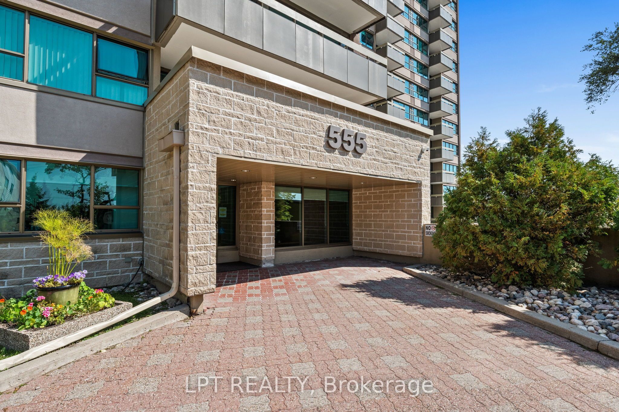555 Brittany Drive PH5, Manor Park - Cardinal Glen and Area, ON K1K 4C5 photo 4