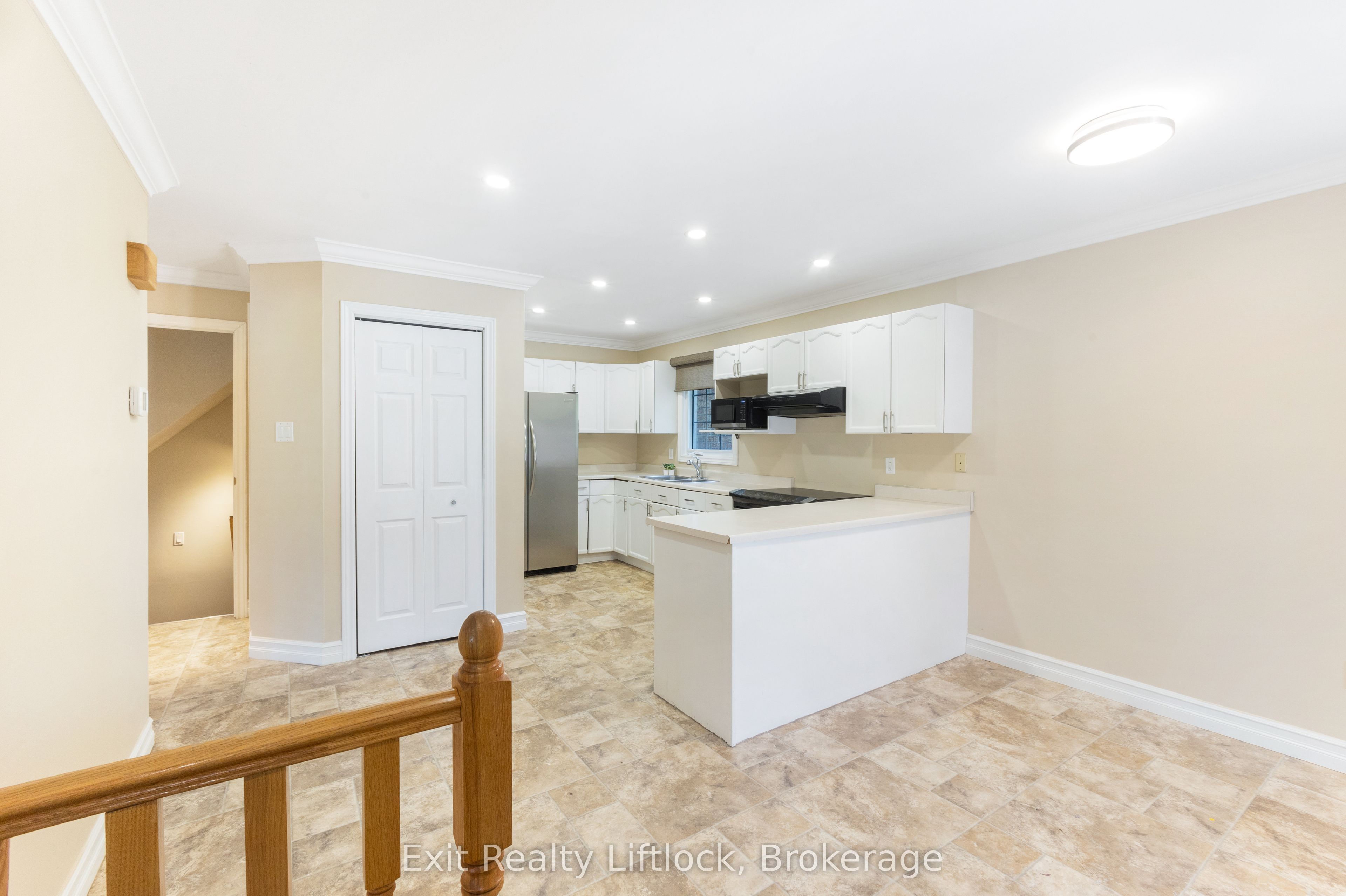 958 Smithside Court, Peterborough, ON K9J 8E2 photo 5