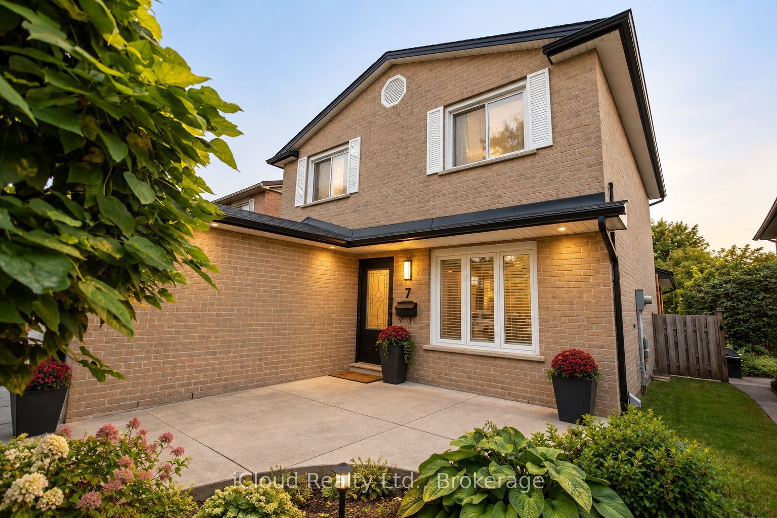 7 Drakes Drive, Hamilton, ON L8E 4G4