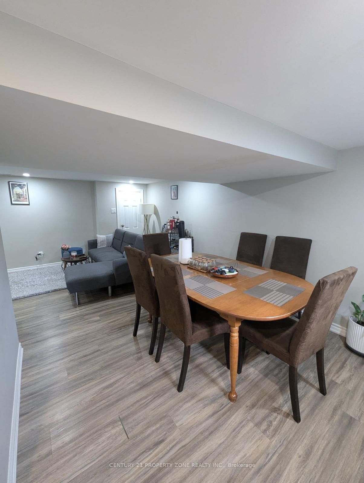 561 Mohawk Road W, Hamilton, ON L9C 1X5 photo 3