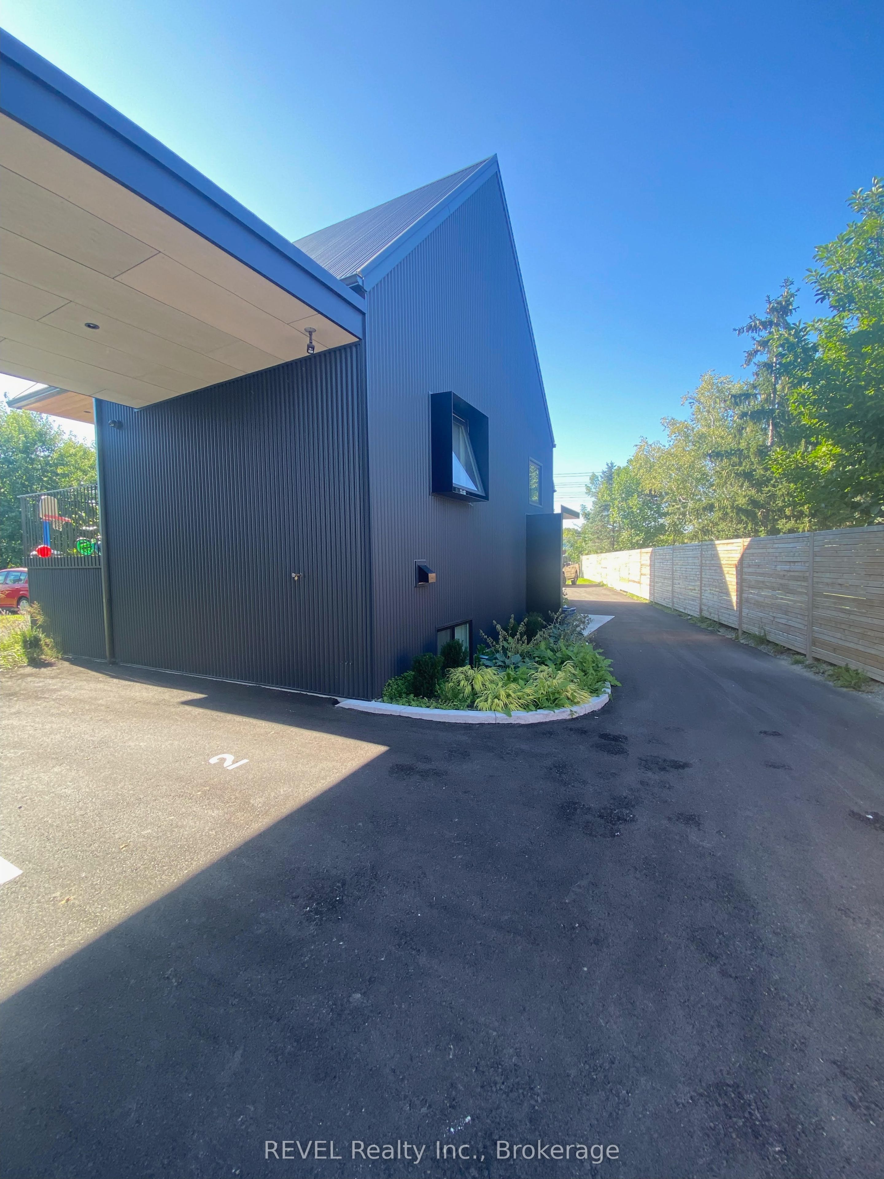 5361 Valley Way Unit 2, Niagara Falls, ON L2E 1X5 photo 2