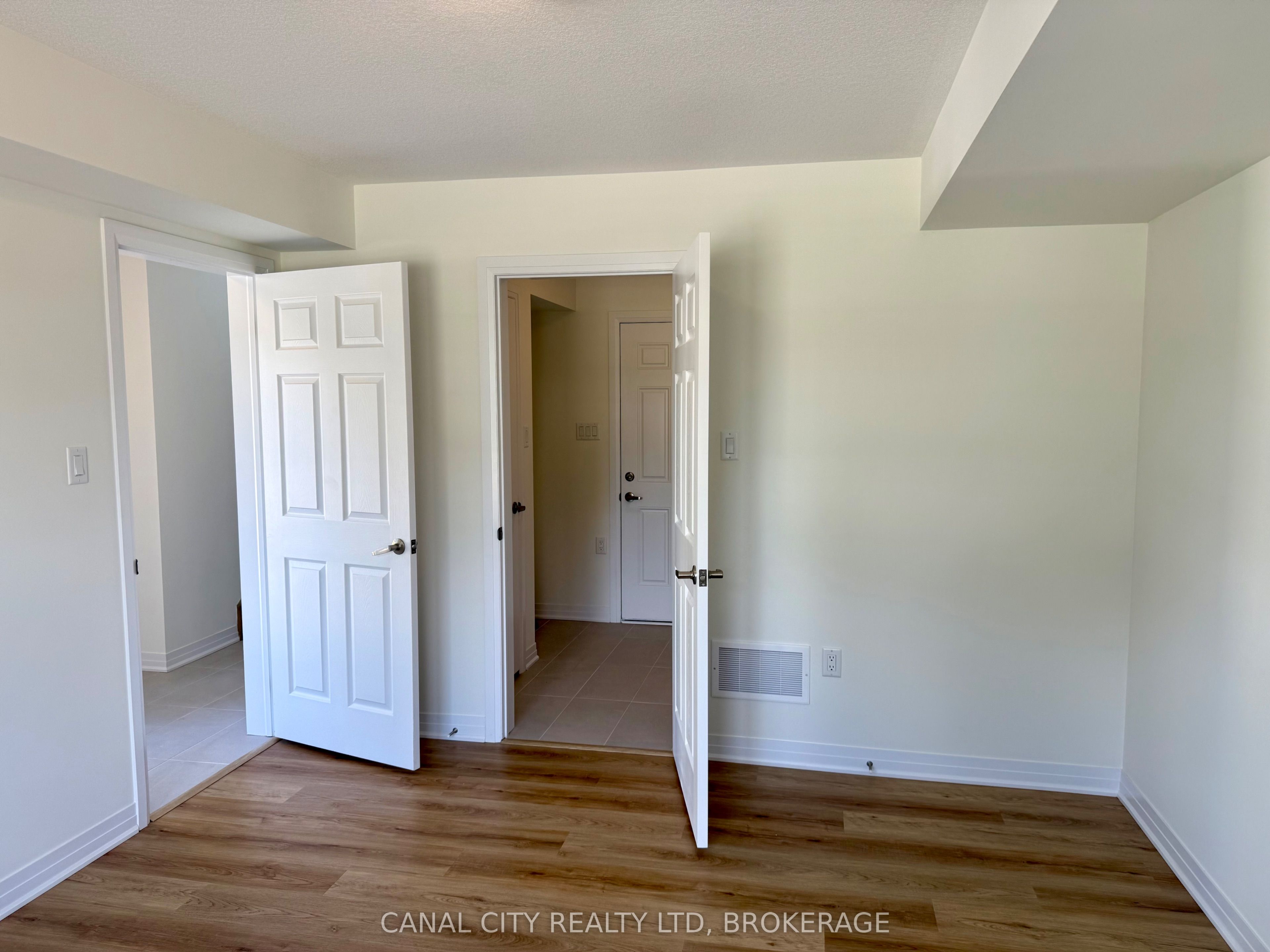 1 Vanderburg Lane, Thorold, ON L2V 0R1 photo 2