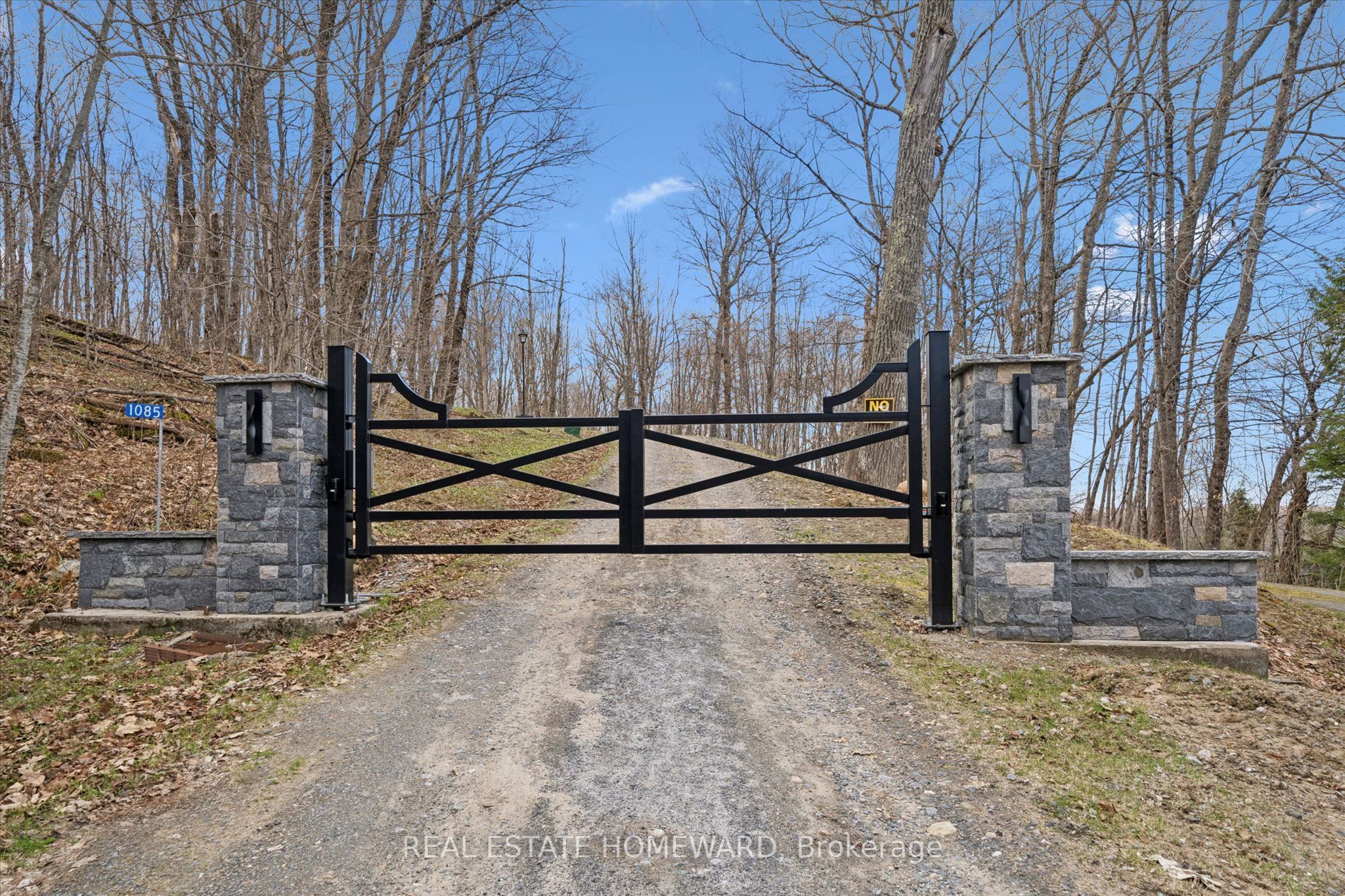1085 Austin Lane, Lake of Bays, ON P0B 1A0 photo 2