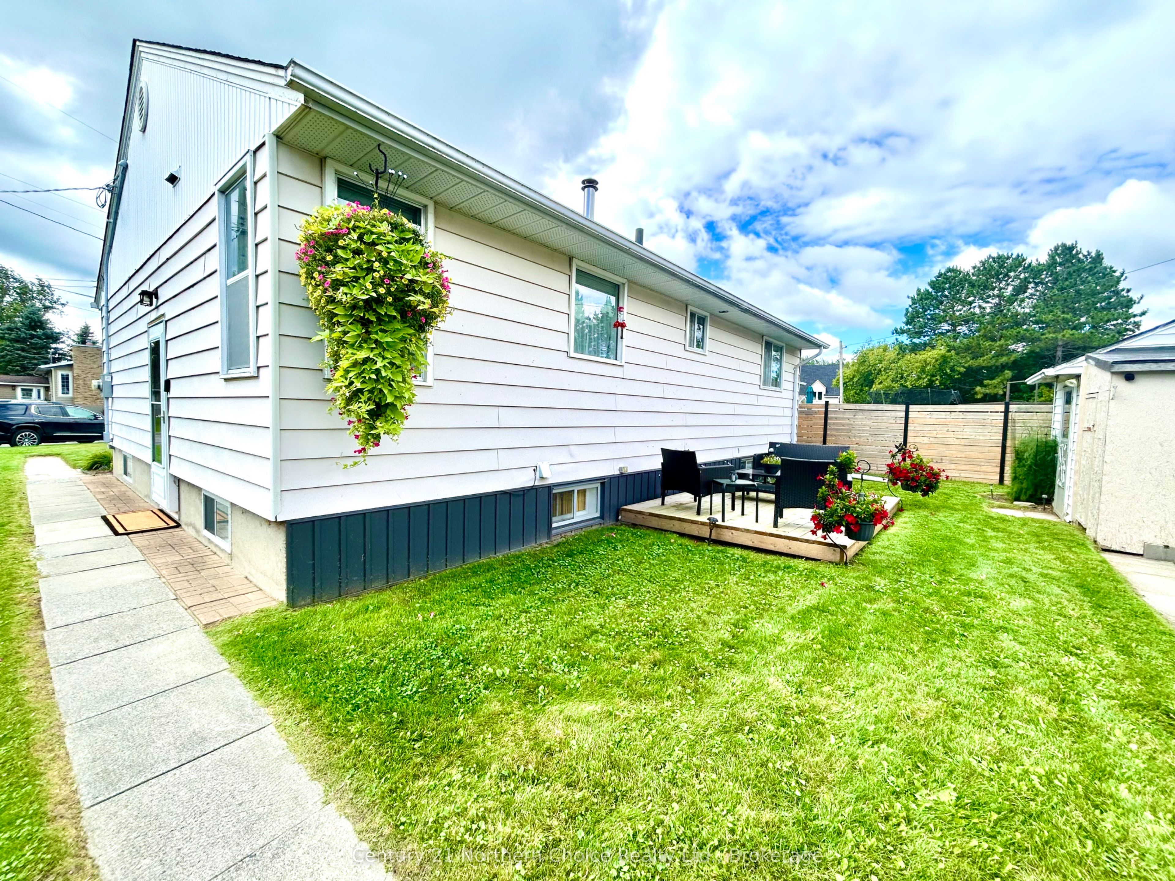 746 Thompson Street, Fort Frances, ON P9A 2W8 photo 2