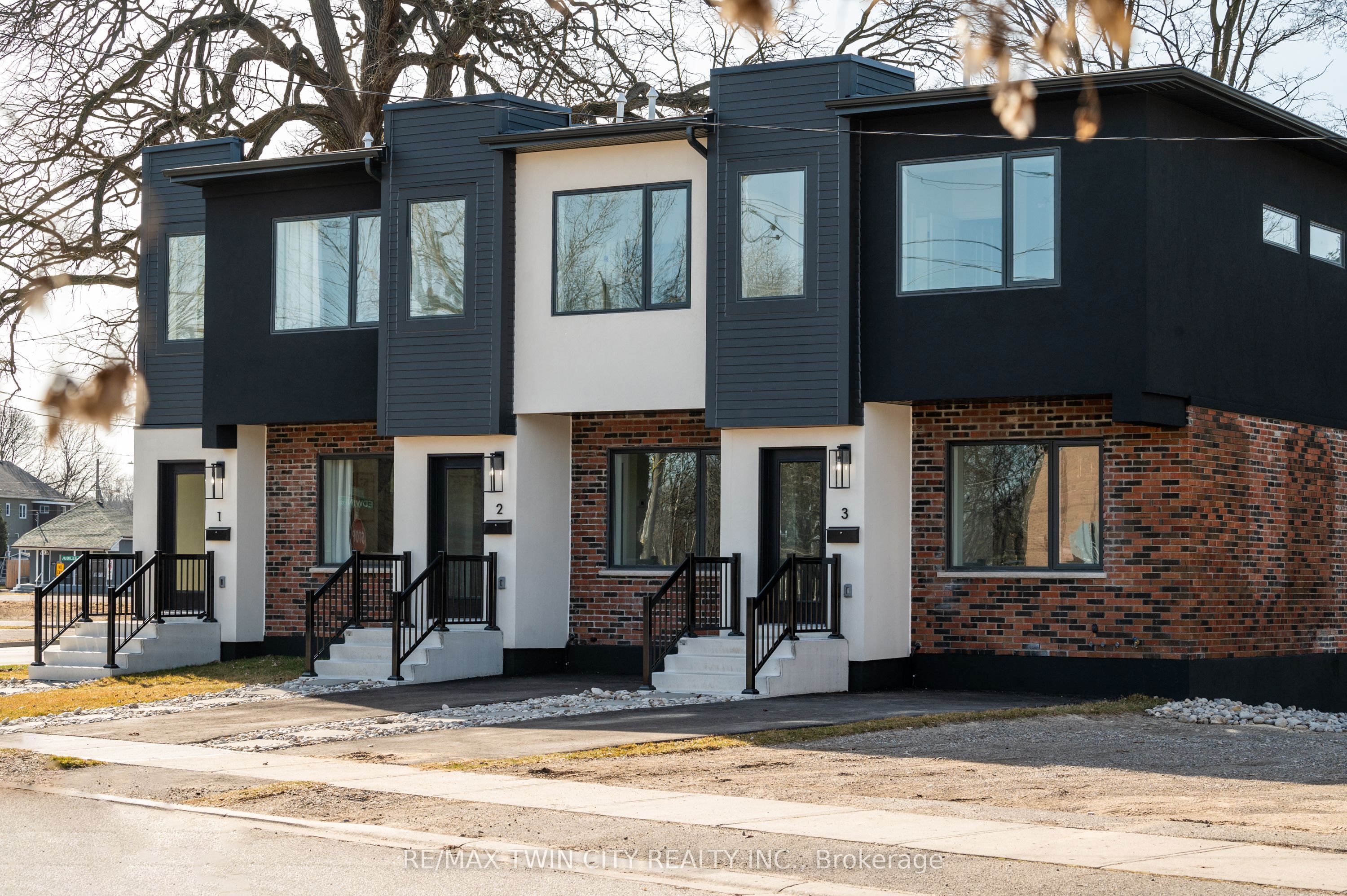 163 Grand River Avenue 2, Brantford, ON N3T 4X7 photo 2