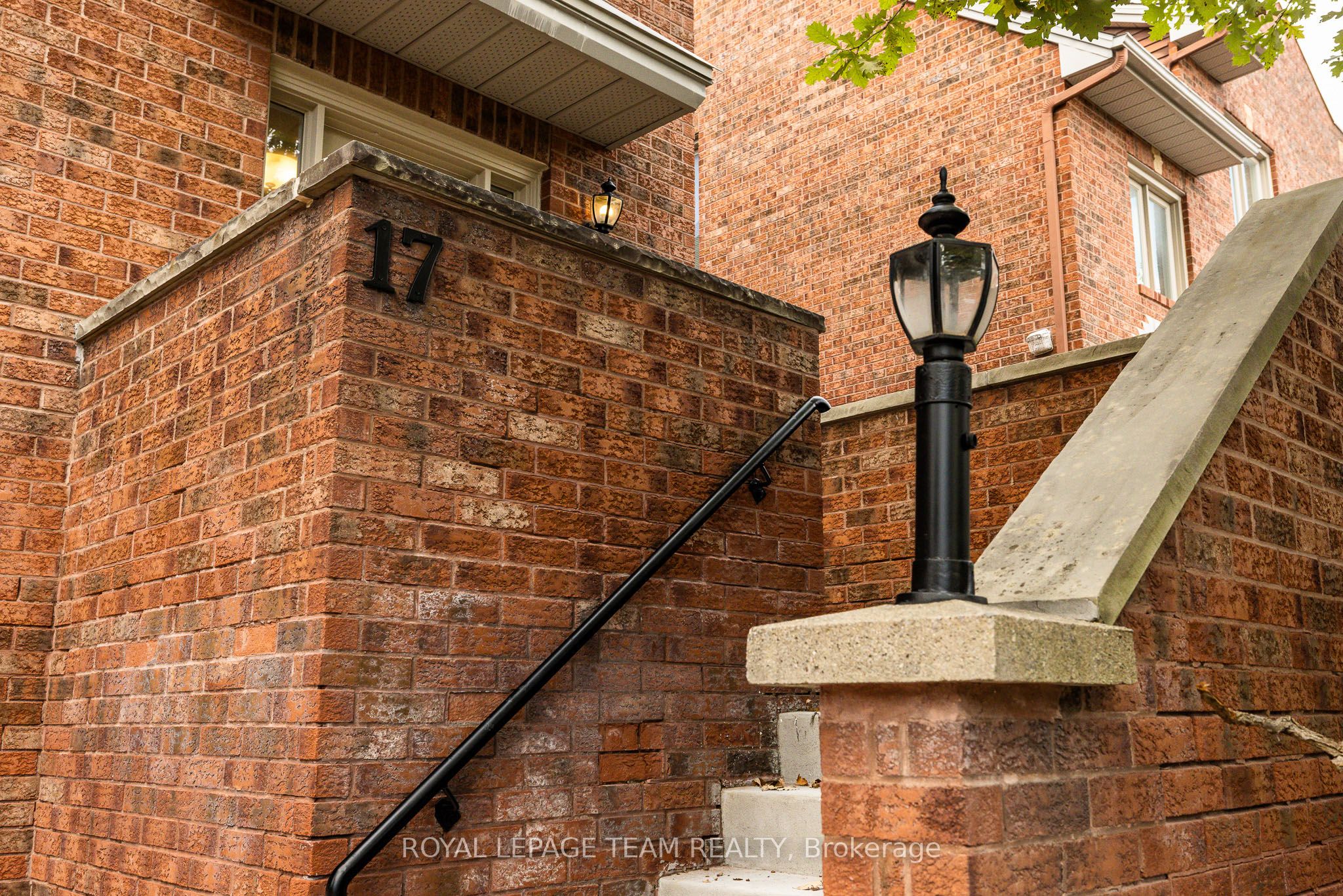 17 Catherwood Court, Kanata, ON K2K 2K1 photo 2