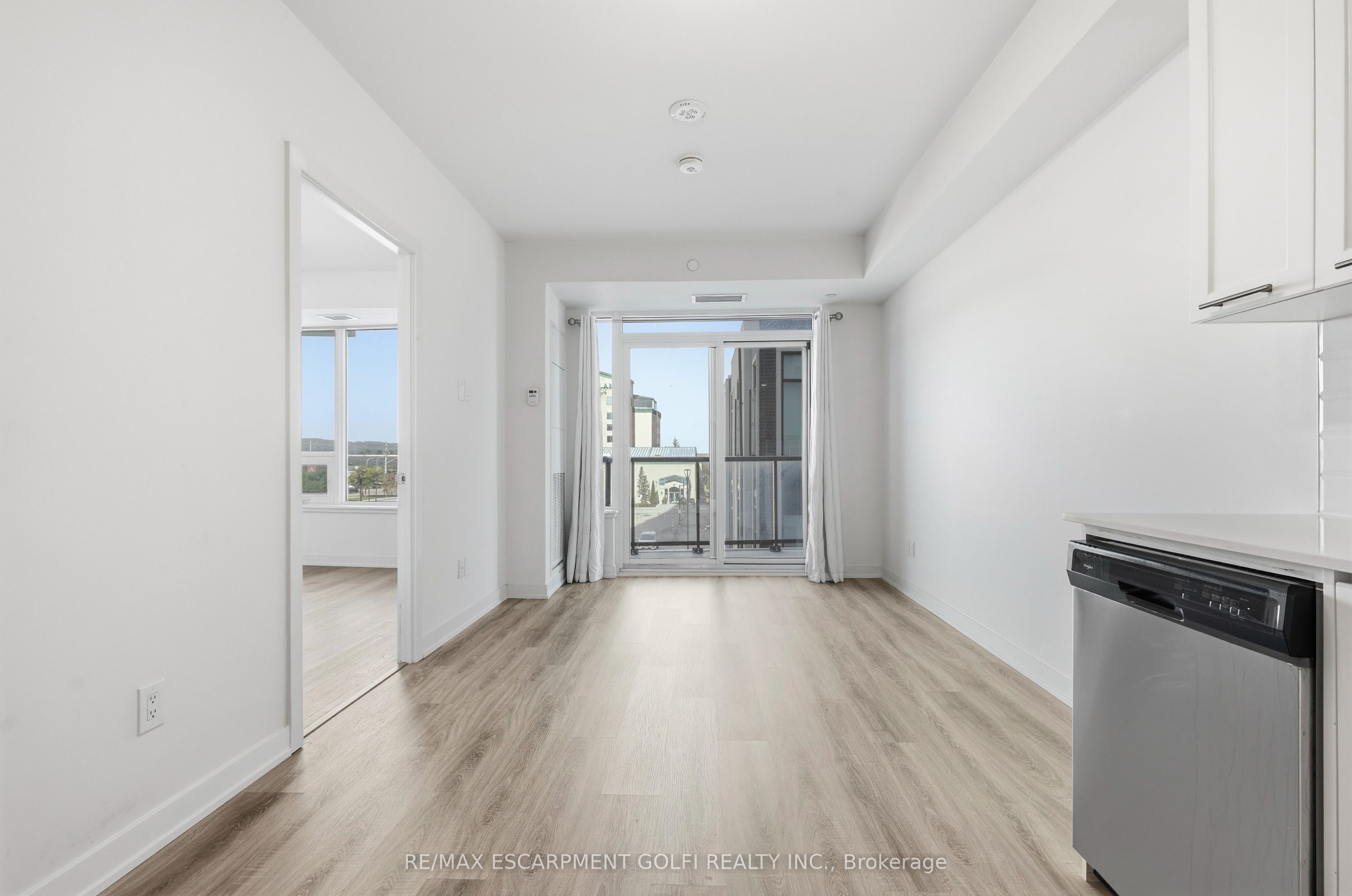 385 Winston Road 304, Grimsby, ON L3M 0J3 photo 3