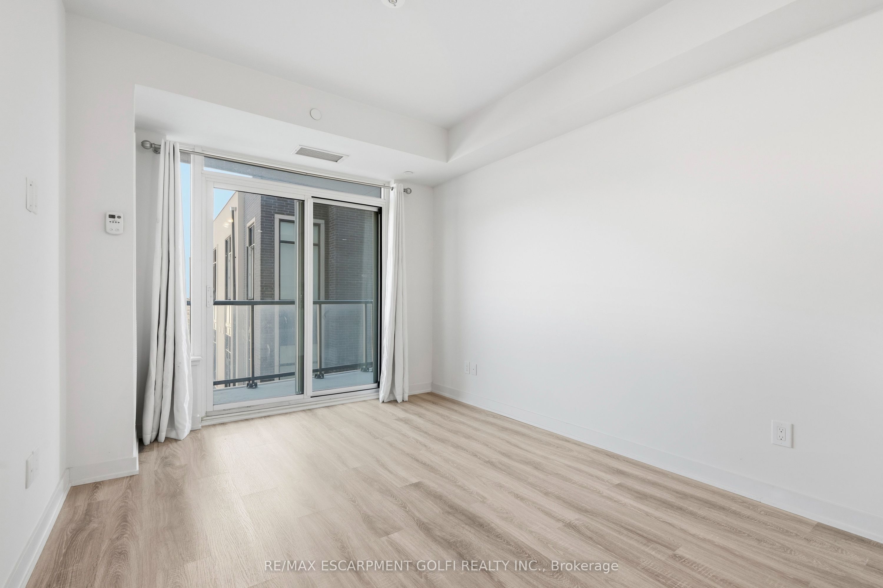 385 Winston Road 304, Grimsby, ON L3M 0J3 photo 4