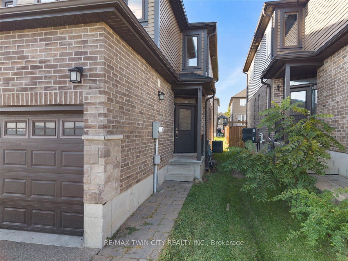 109 Links Crescent N, Woodstock, ON N4T 0K7 photo 2