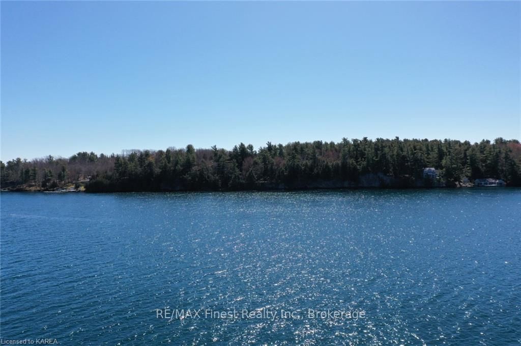 B CLUB ISLAND, Leeds and the Thousand Islands, ON K0E 1V0