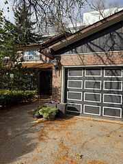 10 Teagarden Court, Toronto, ON M2N 5Z9