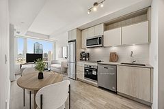 60 Princess Street 913, Toronto, ON M5A 2C7
