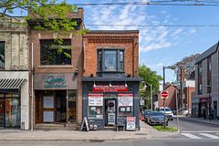 384 Queen Street, Toronto, ON M5A 1T1