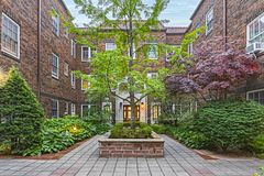 480 Oriole Parkway 303, Toronto, ON M5P 2H8