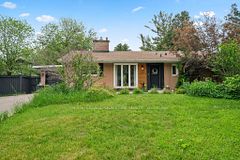11 Yewfield Crescent, Toronto, ON M3B 2Y4