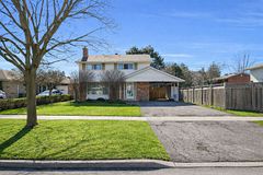 8 Underhill Drive, Toronto, ON M3A 2J2