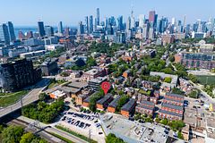 8 Old Trillium Lane, Toronto, ON M5A 4T2