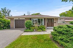 21 Corning Road Main, Toronto, ON M2J 2L6