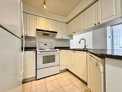889 Bay Street 810, Toronto, ON M5S 3K6