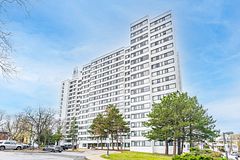 3000 Bathurst Street 706, Toronto, ON M6B 3B4