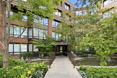 255 The Donway N/A W 418, Toronto, ON M3B 3M3
