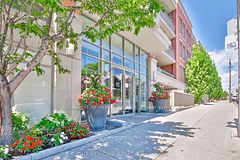 900 Mount Pleasant Road 327, Toronto, ON M4P 3J9