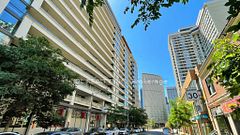 111 Elizabeth Street 1037, Toronto, ON M5G 1P7