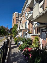 221 Grandview Way, Toronto, ON M2N 6V3
