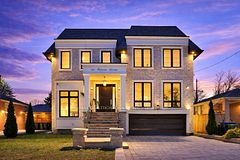 261 Patricia Avenue, Toronto, ON M2M 1J7