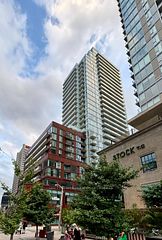 33 Helendale Avenue W 811, Toronto, ON M4R 0A4