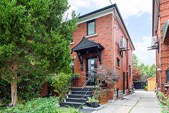 18 Earnscliffe Road, Toronto, ON M6E 1J5