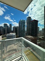 33 Helendale Avenue 1606, Toronto, ON M4R 0A4
