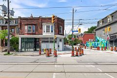 198 1/2 Carlton Street, Toronto, ON M5A 2K8