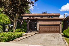 30 Coreydale Court, Toronto, ON M3H 4T2