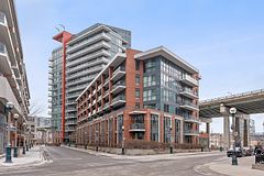 50 Bruyeres Mews 1009, Toronto, ON M5V 0H8