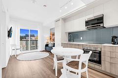 863 St.Clair Avenue W 212, Toronto, ON M6C 0B2
