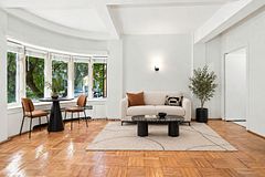 110 St Clair Avenue W 102, Toronto, ON M4V 1N4