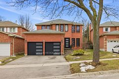 33 Dagwell Crescent, Ajax, ON L1T 3M8