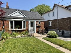 40 Winston Avenue Main, Toronto, ON M1N 1W3