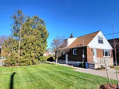 6 Gardens Crescent Bsmt, Toronto, ON M4B 1T5