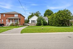 104 Grenfell Street, Oshawa, ON L1J 4W2