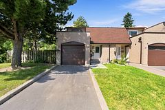 11 Livonia Place 32, Toronto, ON M1E 4W5