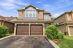 17 Floree Street, Whitby, ON L1R 3B2